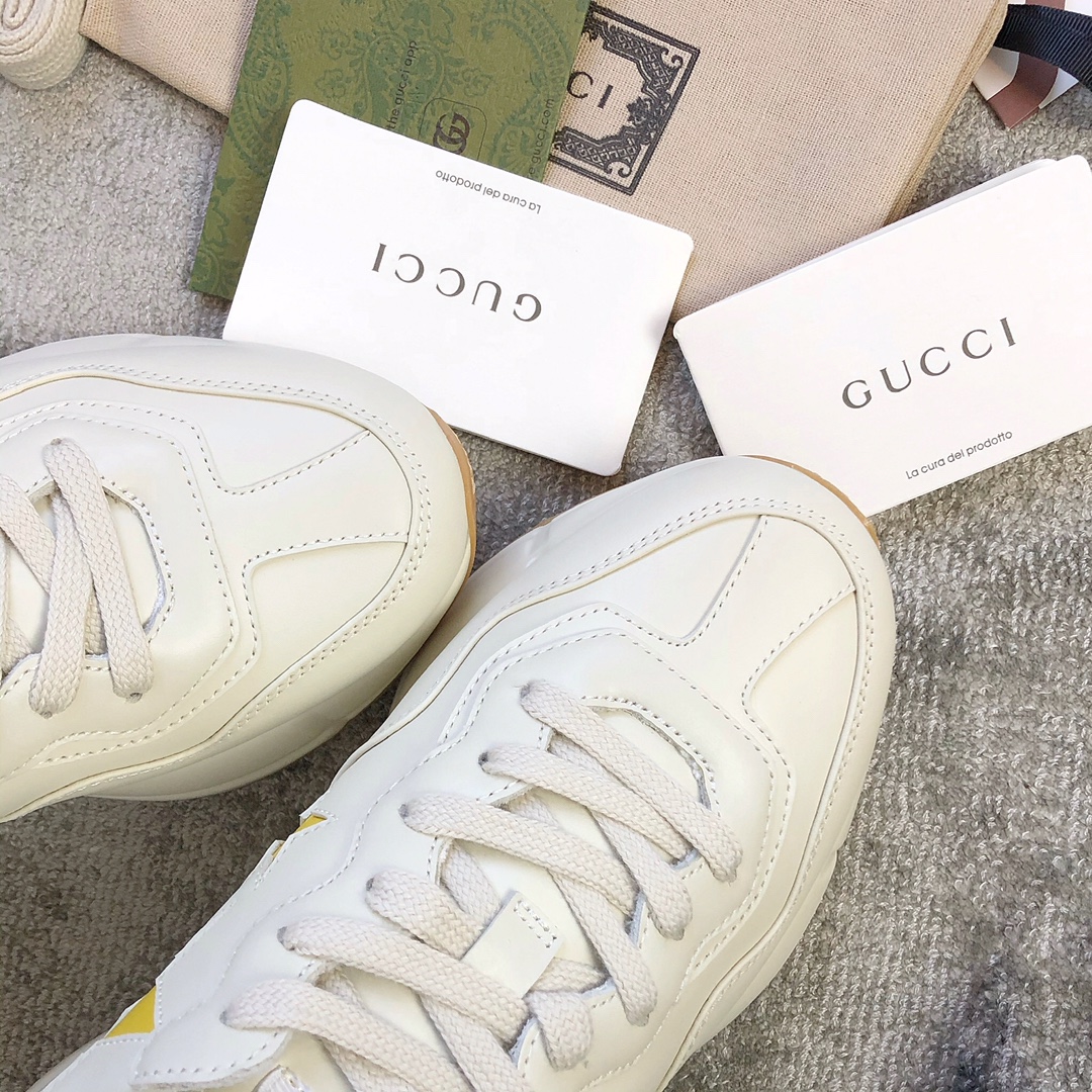 Gucci Pops This collection has a lot of flora and fauna elements Original material