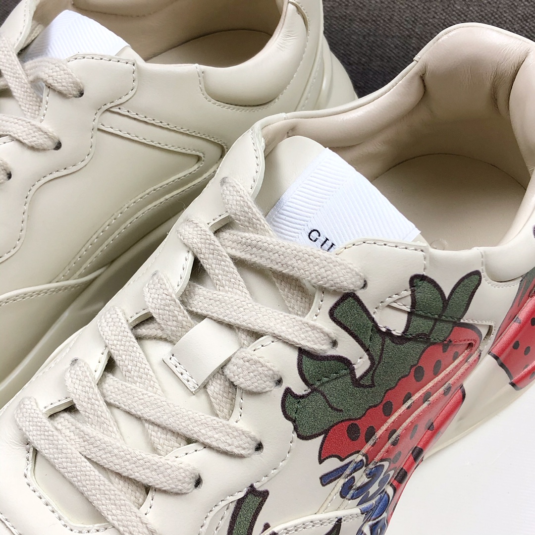 Gucci Pops This collection has a lot of flora and fauna elements Original material