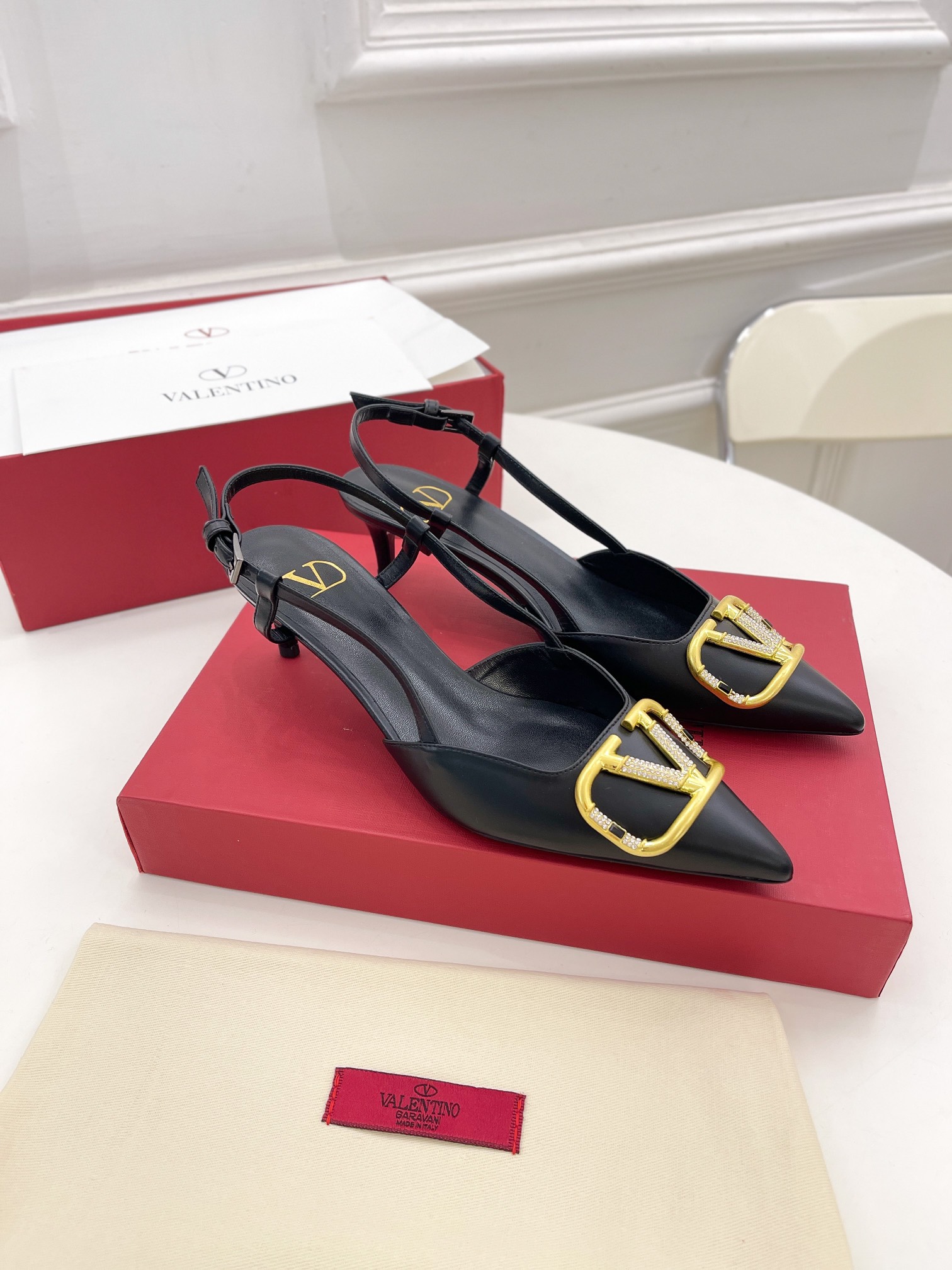 【Valentino】𝟐𝟎𝟐𝟏/𝐒𝐒 𝐧𝐞𝐰 Valentino 2022 spring and summer new large V diamond buckle high heels on the new