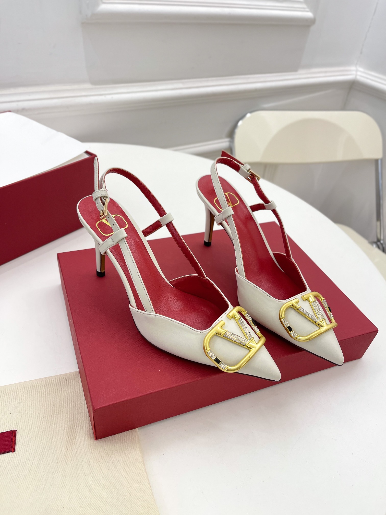 【Valentino】𝟐𝟎𝟐𝟏/𝐒𝐒 𝐧𝐞𝐰 Valentino 2022 spring and summer new large V diamond buckle high heels on the new
