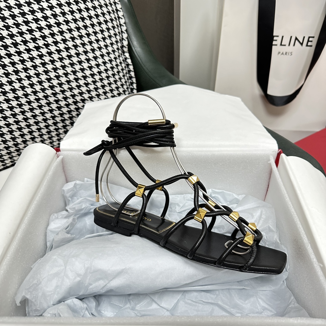 【Valentino】𝟐𝟎𝟐𝟏/𝐒𝐒 𝐧𝐞𝐰  Valentino's newest collection of Roman sandals with Italian printed leather soles