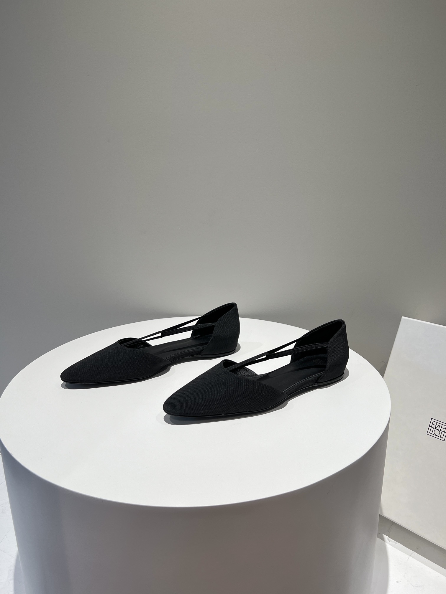 𝐓𝐨𝐭𝐞𝐦𝐞｜𝟐𝟎𝟐𝟑/𝐒𝐒 𝐧𝐞𝐰 toteme simple pointed toe shoes imported calf leather Italian leather outsole