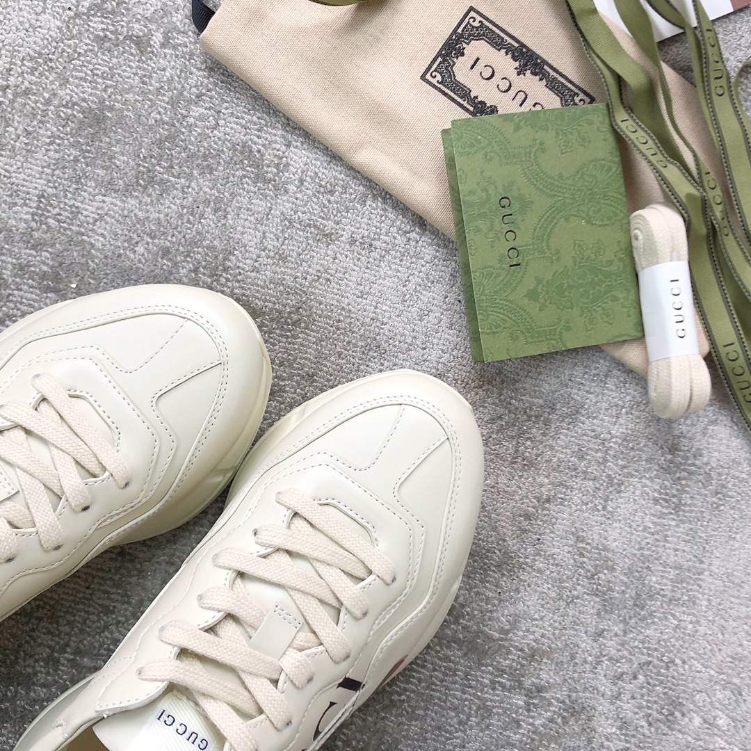 Gucci Pops This collection has a lot of flora and fauna elements Original material