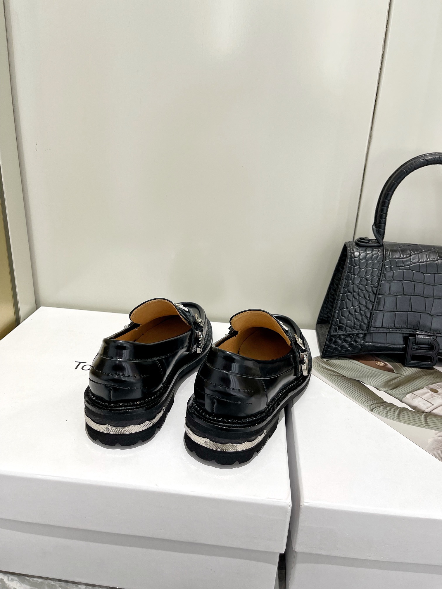 𝐓𝐨𝐠𝐚 𝐏𝐮𝐥𝐥𝐚 ｜𝟐𝟎𝟐𝟐/𝐒𝐒 𝐧𝐞𝐰 Toga Pulla 2022/FW Heavy Crafted Loafers