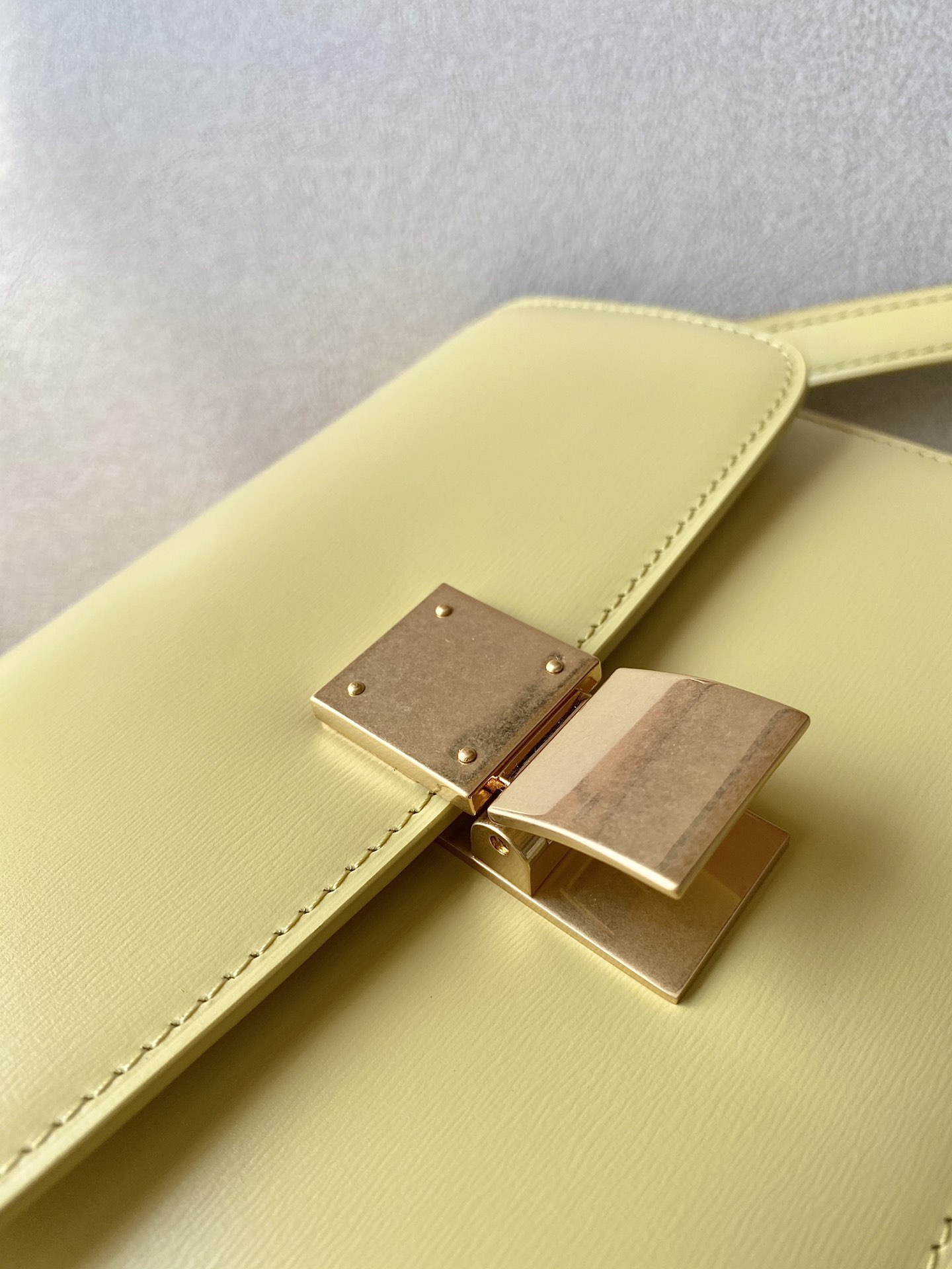 𝐂𝐞𝐥𝐢𝐧𝐞 Box Teen bag in polished calfskin