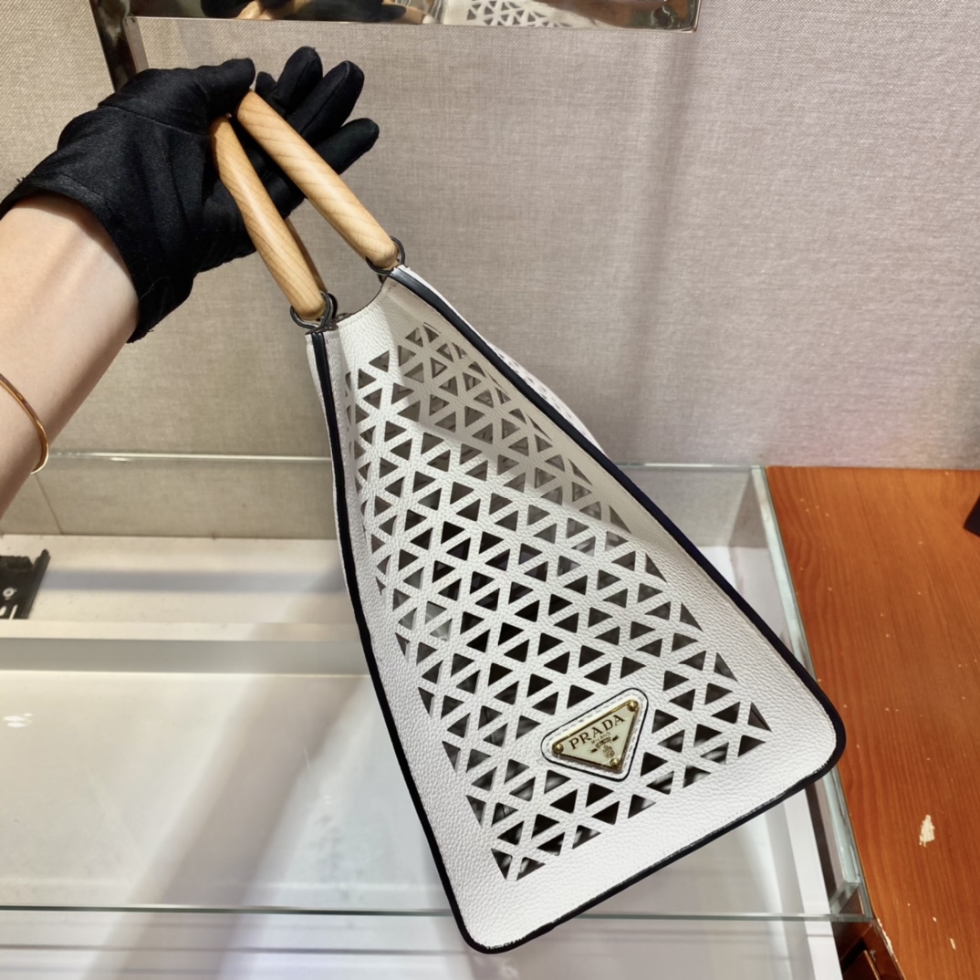 𝐏𝐑𝐀𝐃𝐀 Skeleton tote bag 1BG405