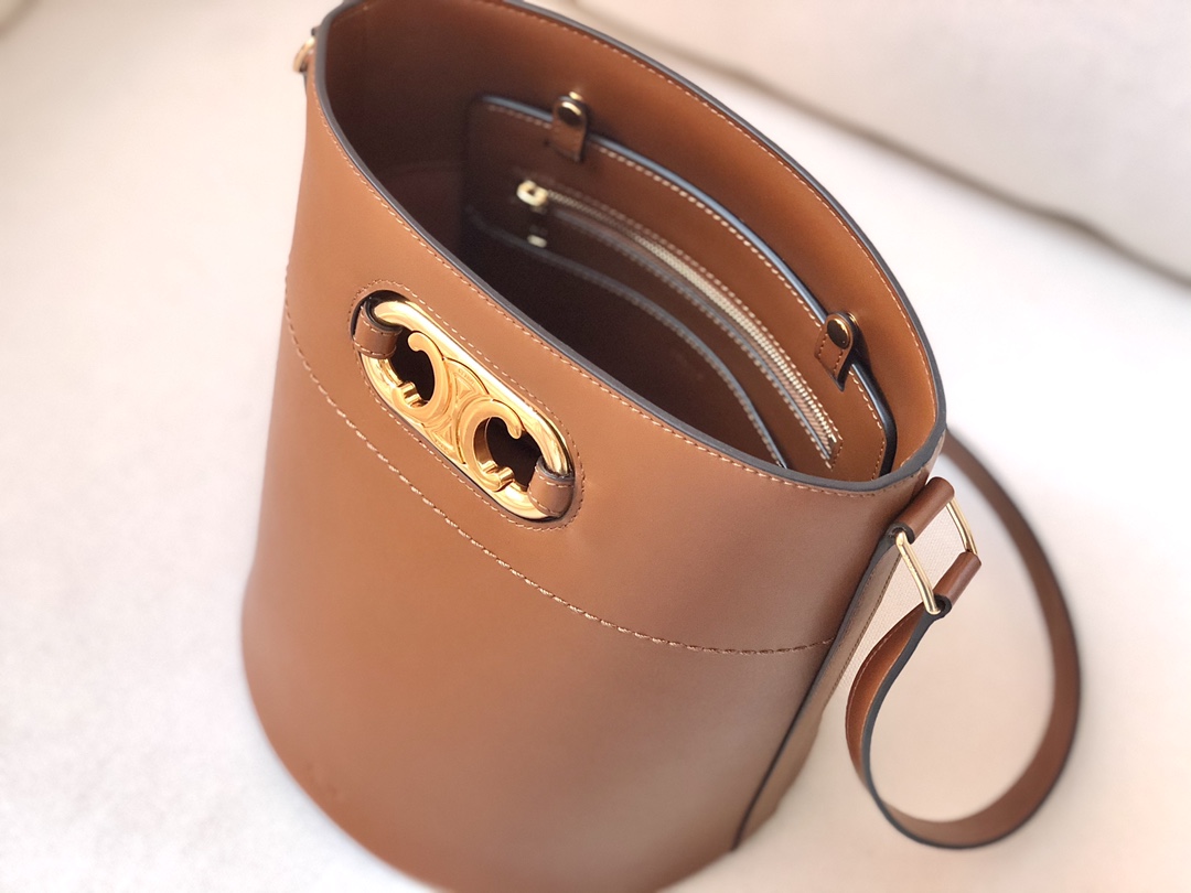 𝐂𝐂𝐞𝐥𝐢𝐧𝐞 BUCKET MAILLON TRIOMPHE cow leather bucket bag