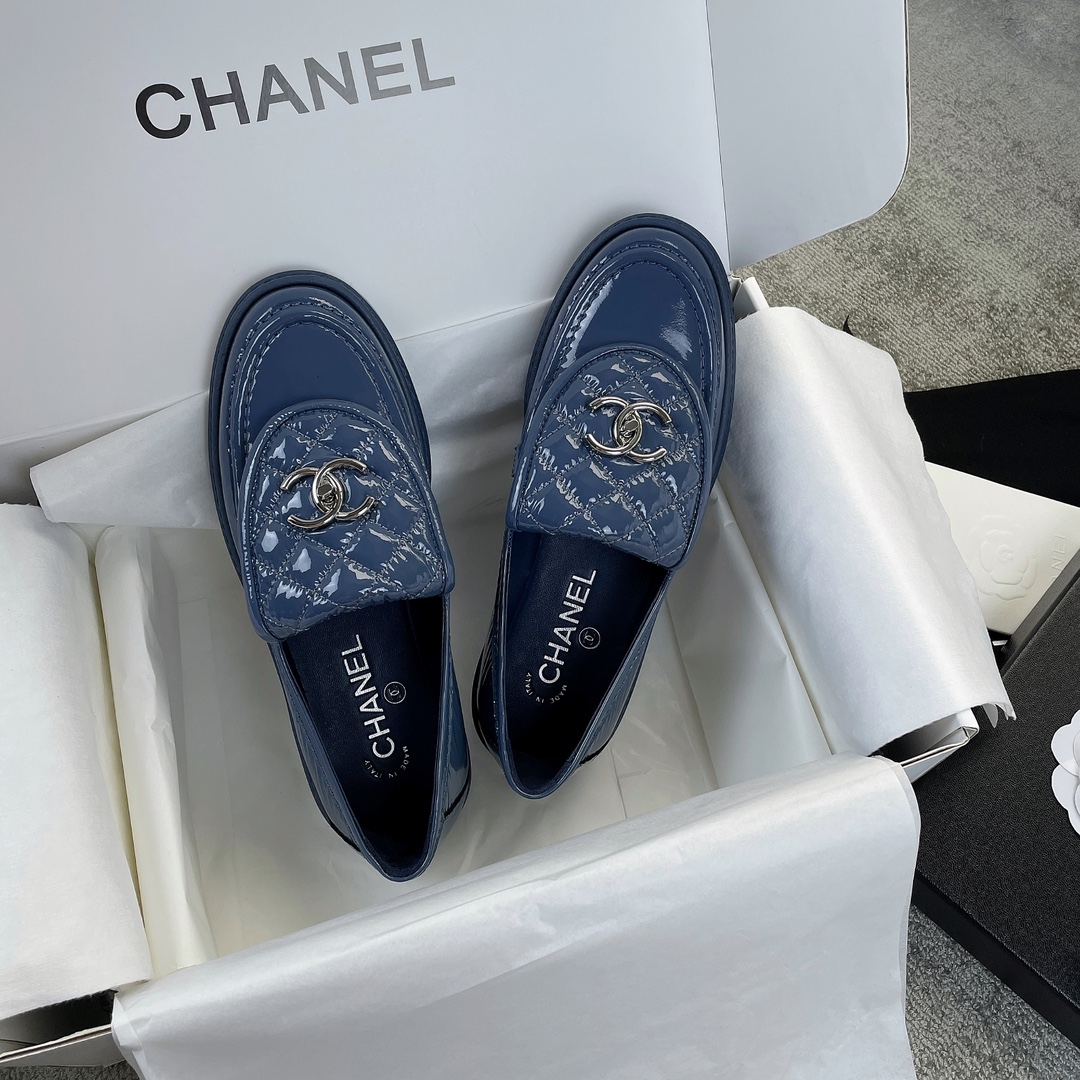 CHANEL a little retro with a flip-flop design through the dye leather sole
