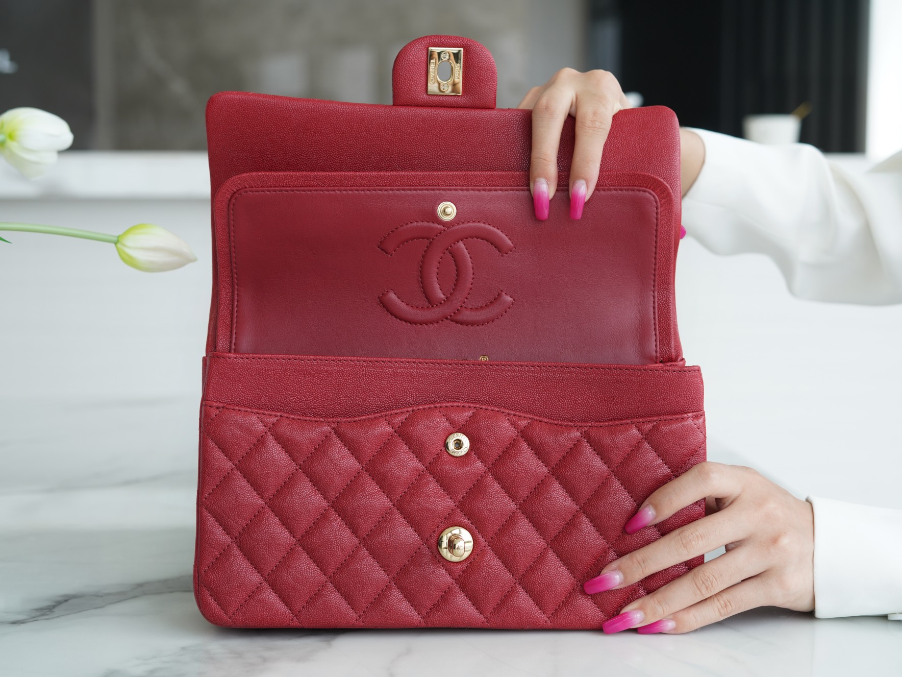 𝐂𝐇𝐀𝐍𝐄𝐋 Classic Flap washed cowhide is made from the most delicate newborn calves Washed fetal cow Medium Burgundy