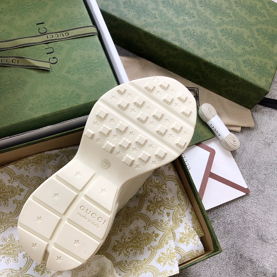 Gucci Pops This collection has a lot of flora and fauna elements Original material