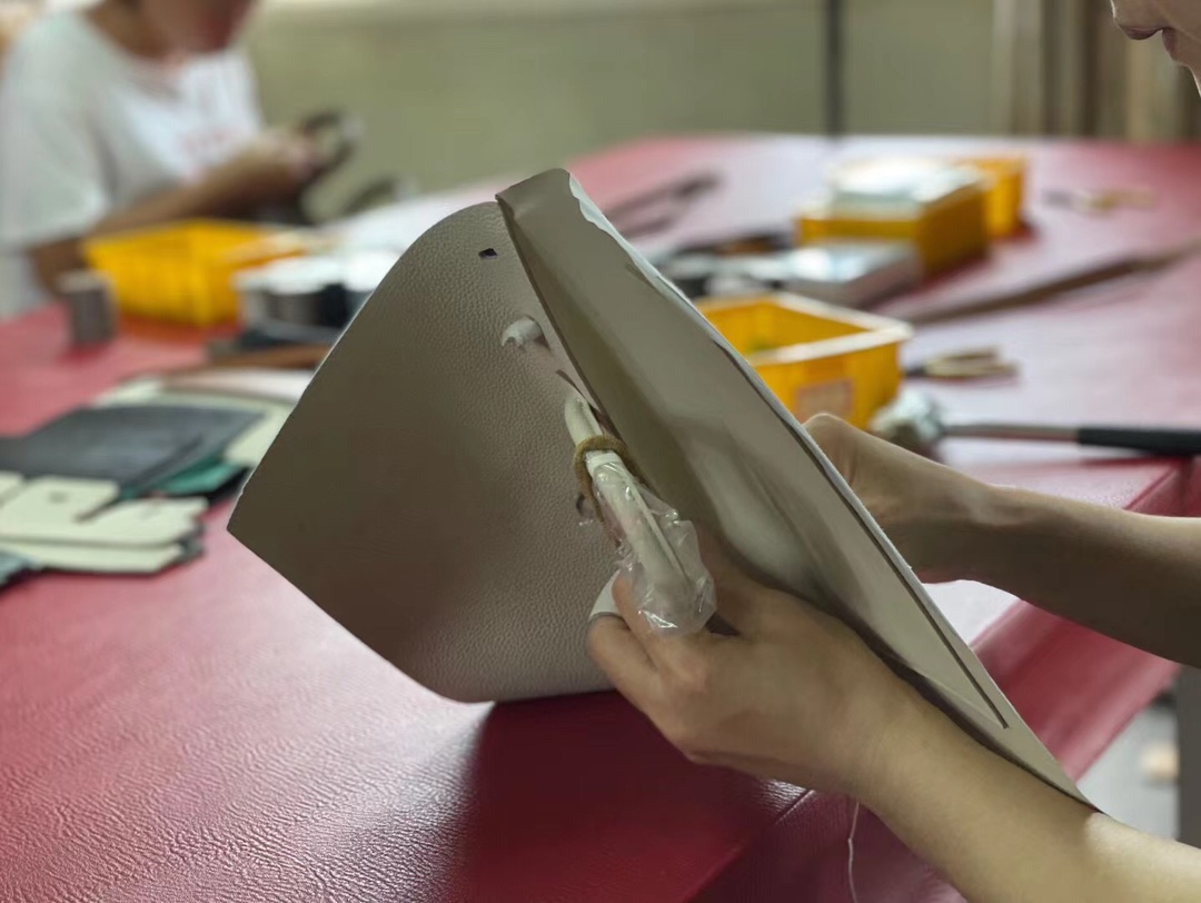 Hermes bag making process:Hand-rolled waxed threads that break on locomotives can only be used for hand stitching