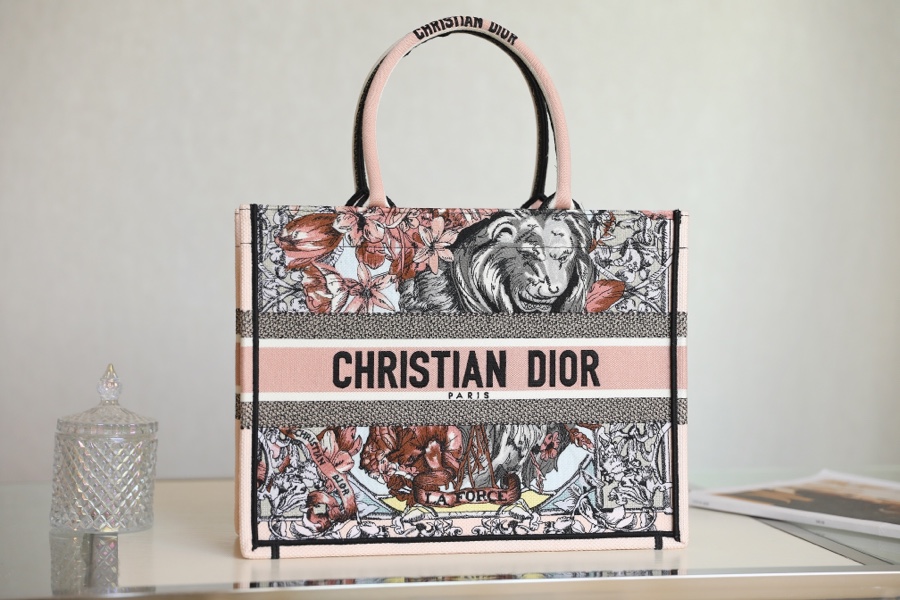 DIOR TOTE Fu Manhua