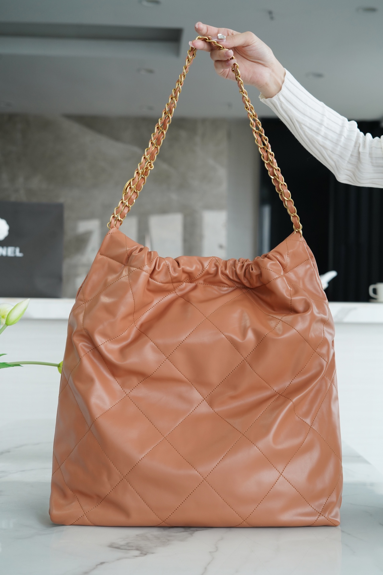 𝗖𝗛𝗔𝗘𝗡𝗟✦ 𝟐𝟐𝗣Spring/Summer New 𝟐𝟐Handbag Genuine Tail Leather Large Caramel ☄️