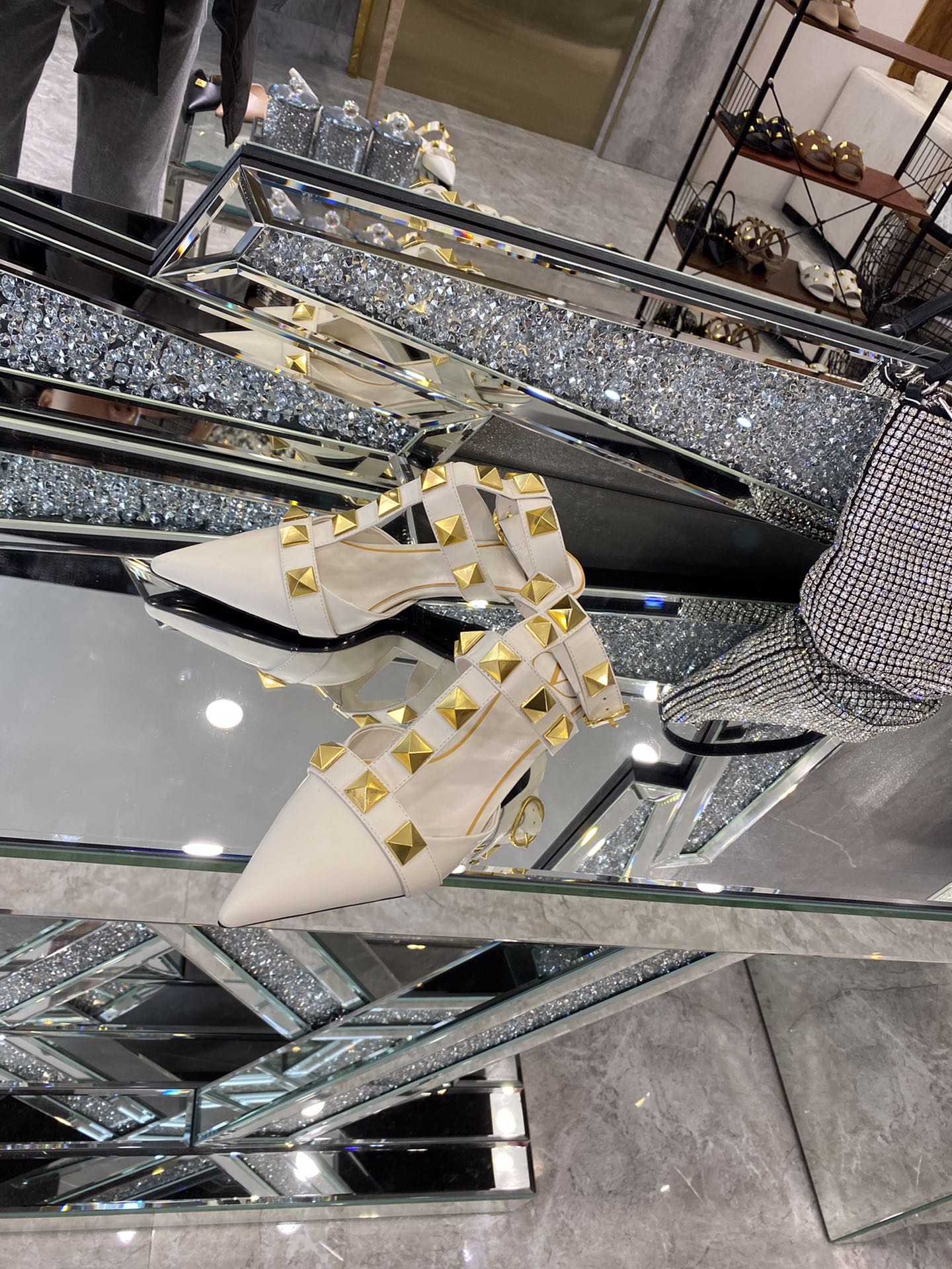 【Valentino】𝟐𝟎𝟐𝟏/𝐒𝐒 𝐧𝐞𝐰 Valentino studded sandals counter the latest series of very bright show series launched