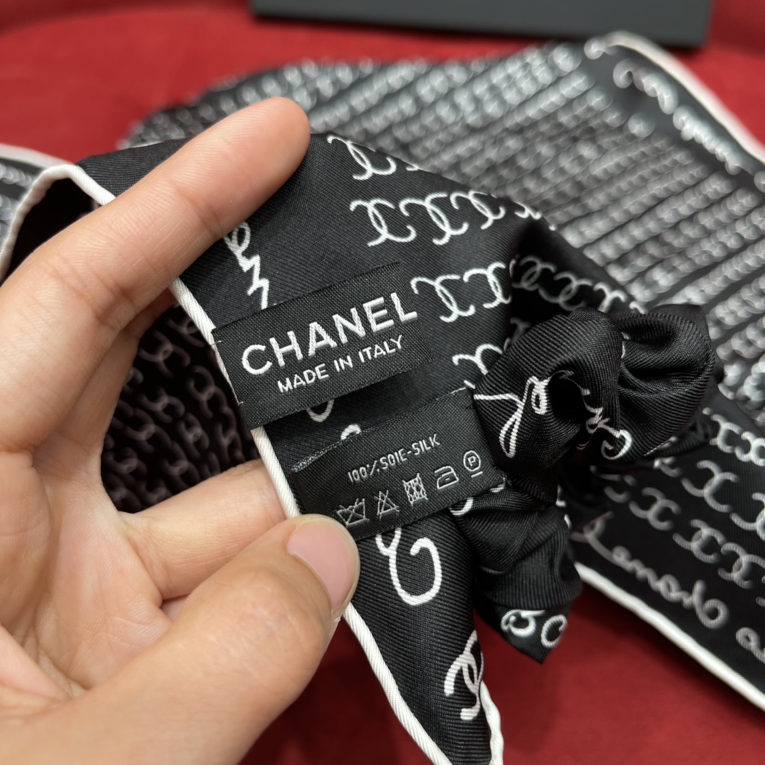 𝐂𝐡𝐚𝐧𝐞𝐥 Combination of square scarf ➕ hair band