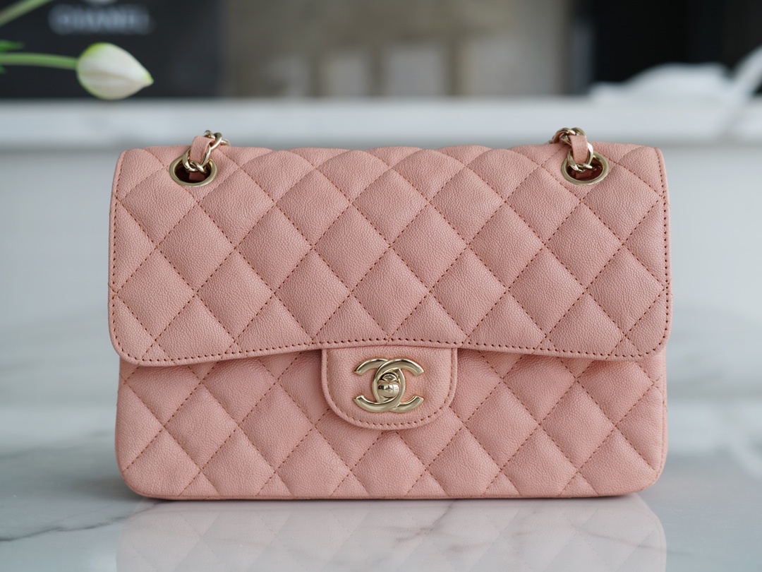 𝐂𝐇𝐀𝐍𝐄𝐋 Classic Flap washed cowhide is made from the most delicate calves just born Washed fetal cow Small Coral Pink🦩