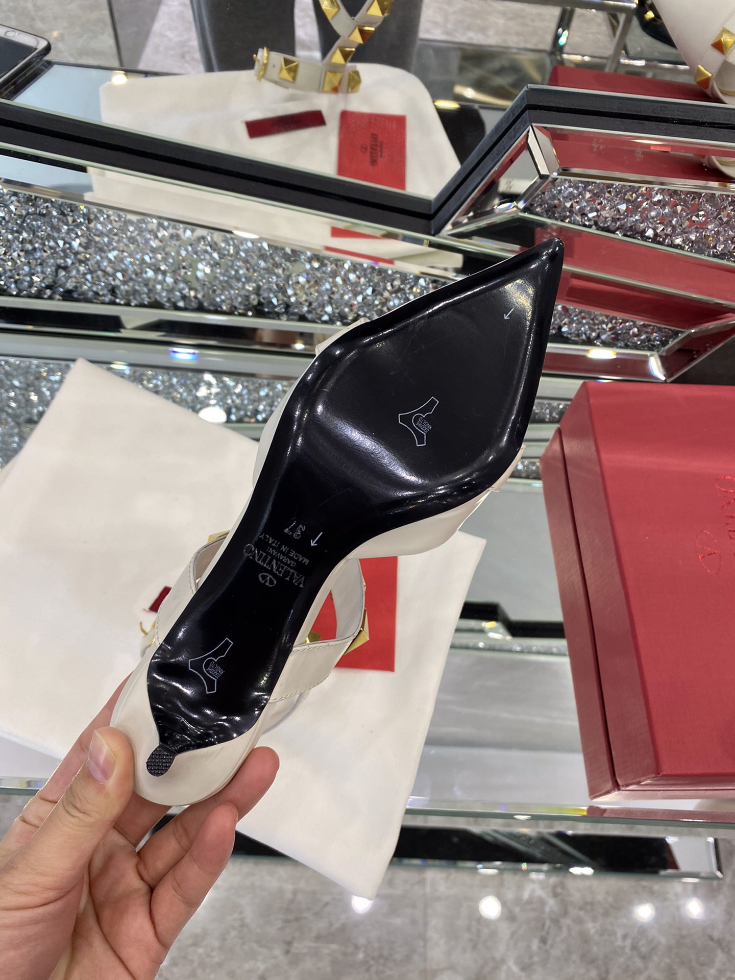 【Valentino】𝟐𝟎𝟐𝟏/𝐒𝐒 𝐧𝐞𝐰 Valentino studded sandals counter the latest series of very bright show series launched