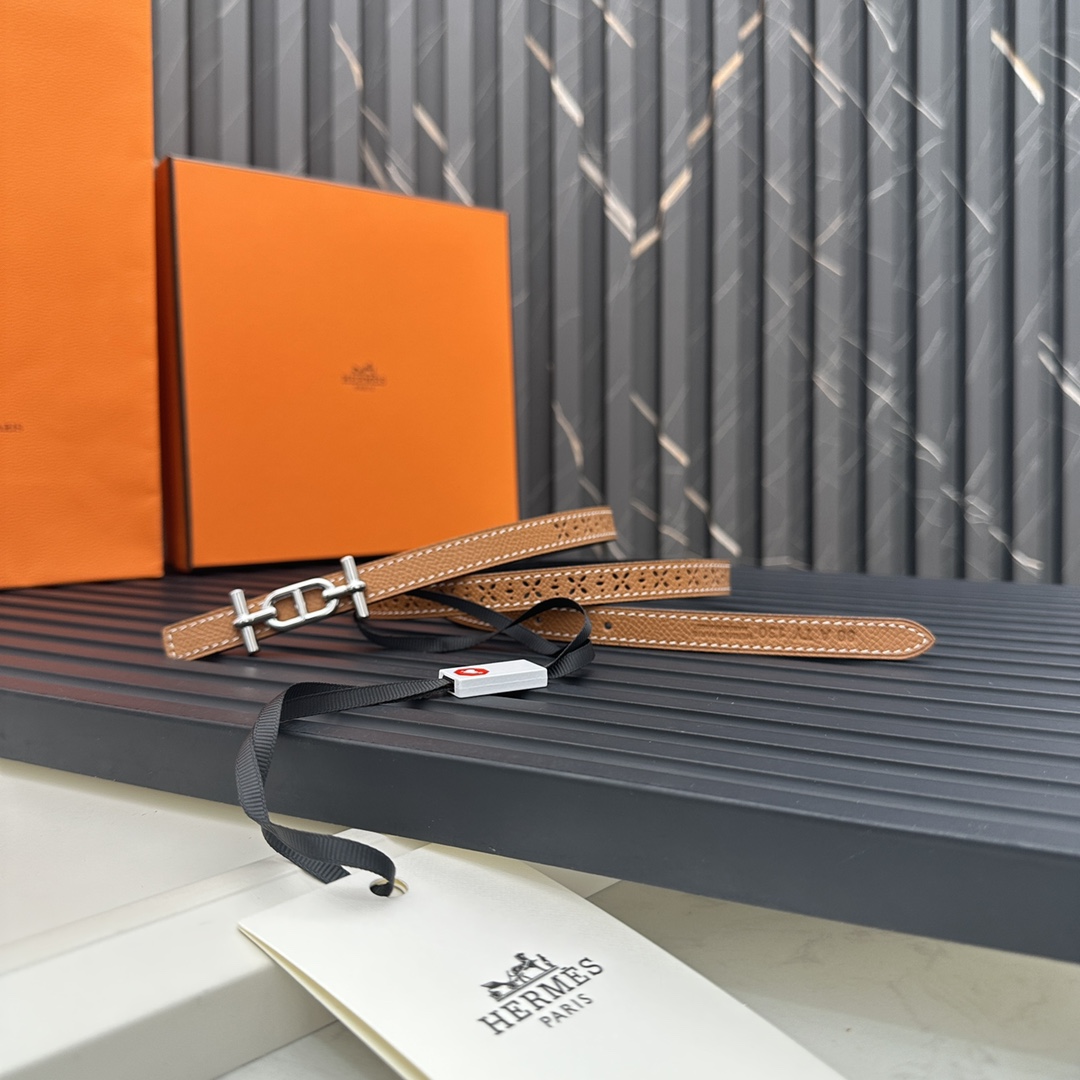 Reversible belt in Hermes Swift and perforated Epsom calfskin