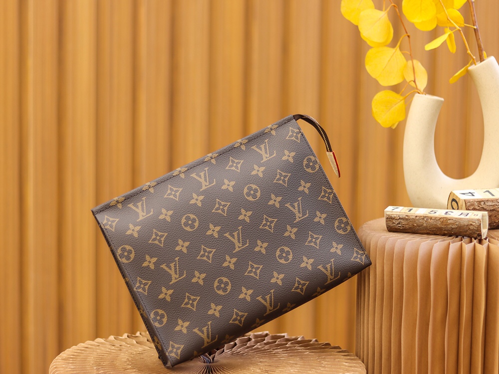 Louis Vuitton ➋➏ toiletry bag 𝙈47542