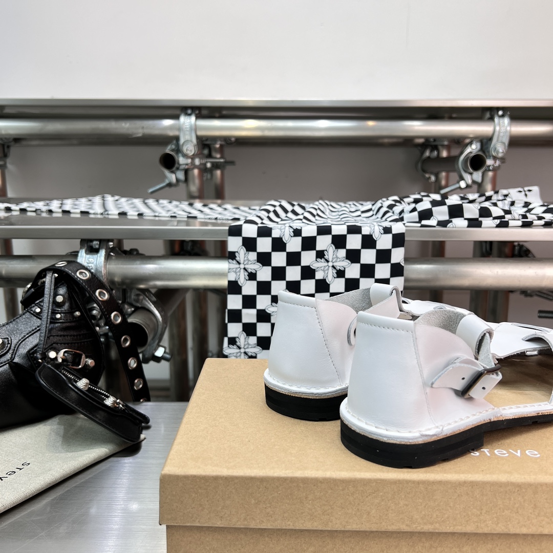 𝐒𝐭𝐞𝐯𝐞 𝐌𝐨𝐧𝐨｜𝟐𝟎𝟐𝟑𝐒𝐒/𝐧𝐞𝐰 A pair of fully handmade sandals using Goodyear practices