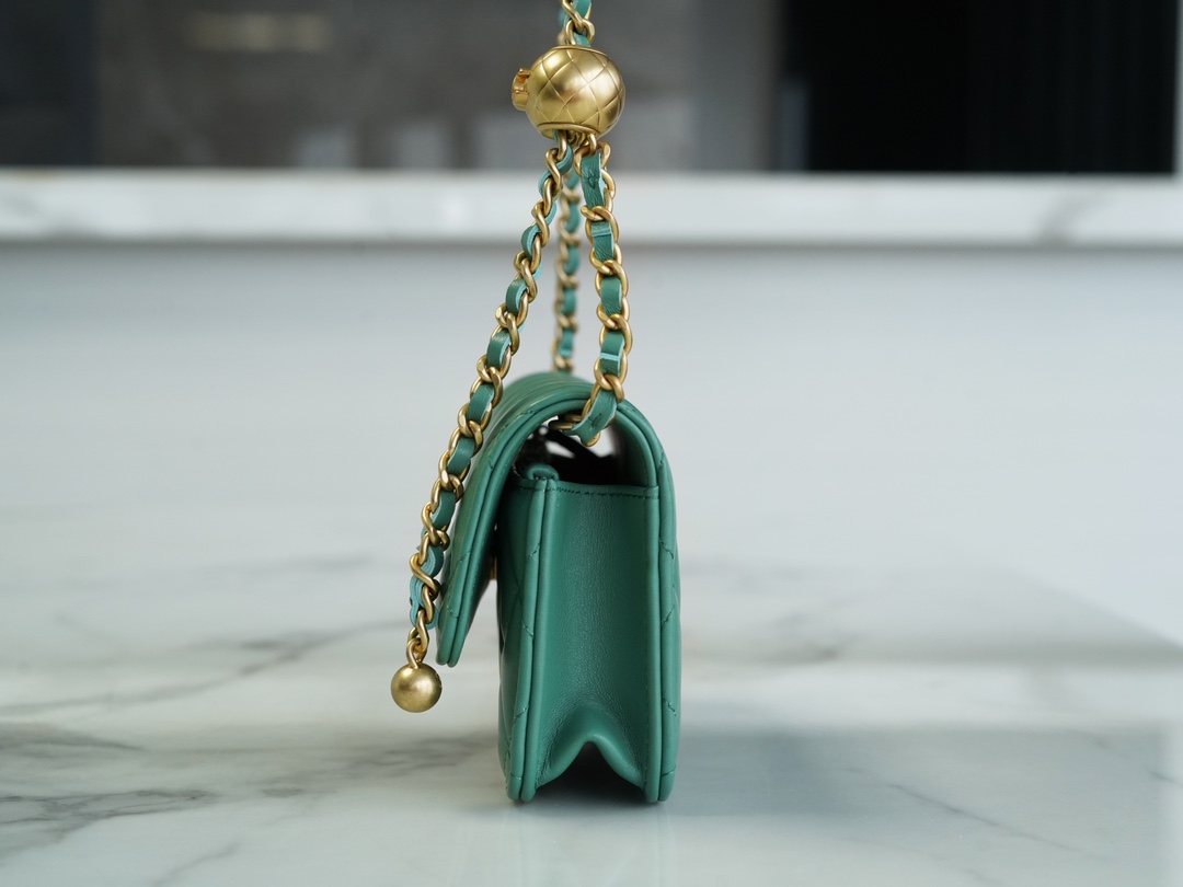 𝗖𝗛𝗔𝗡𝗘𝗟✦𝟮𝟯𝗖 Metal Ball Phone Bag Light Green 🍃