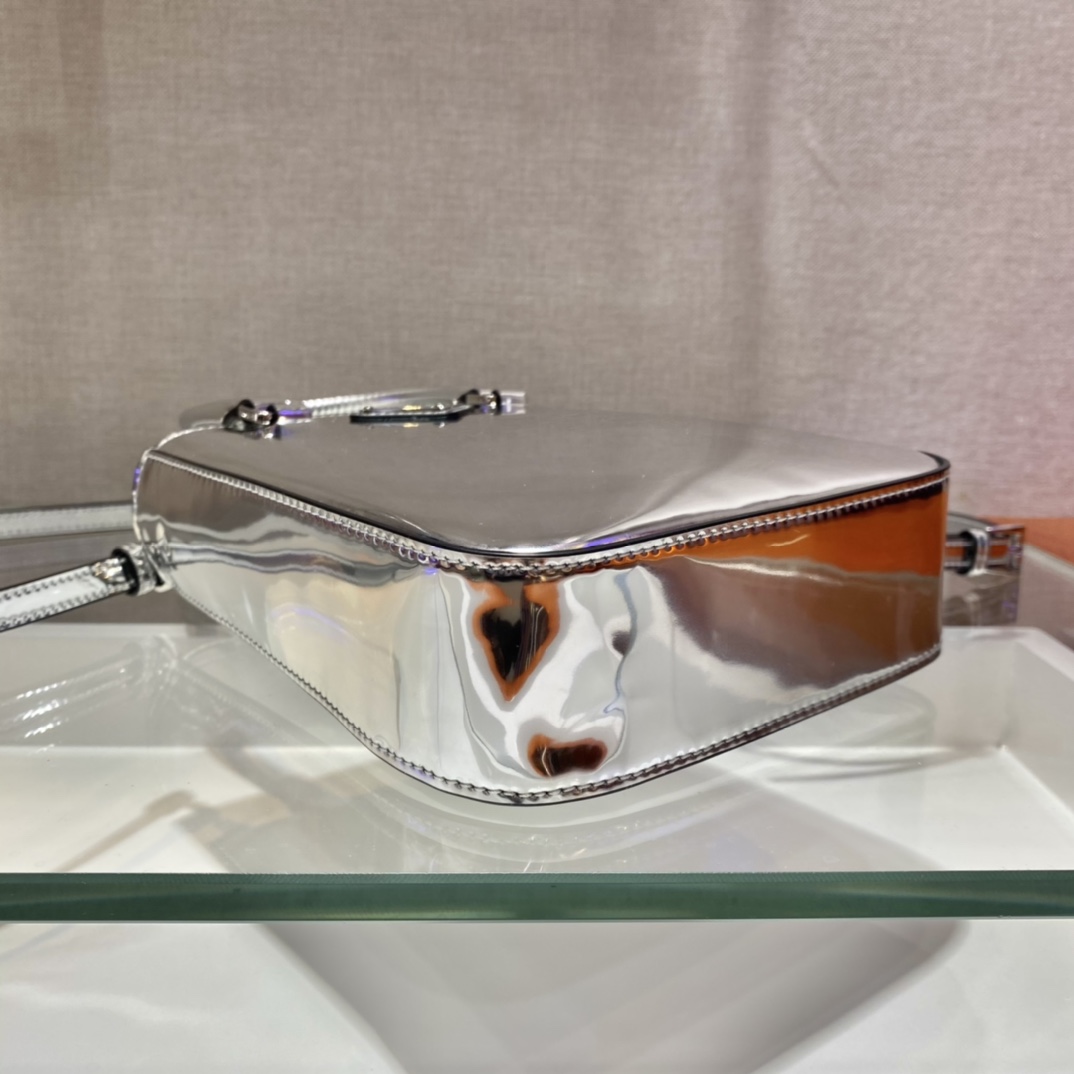 𝐏𝐑𝐀𝐃𝐀 Small Towing Bag 1BA331