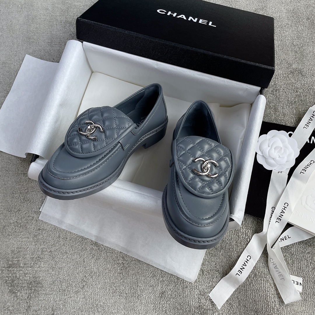 CHANEL a little retro with a flip-flop design through the dye leather sole