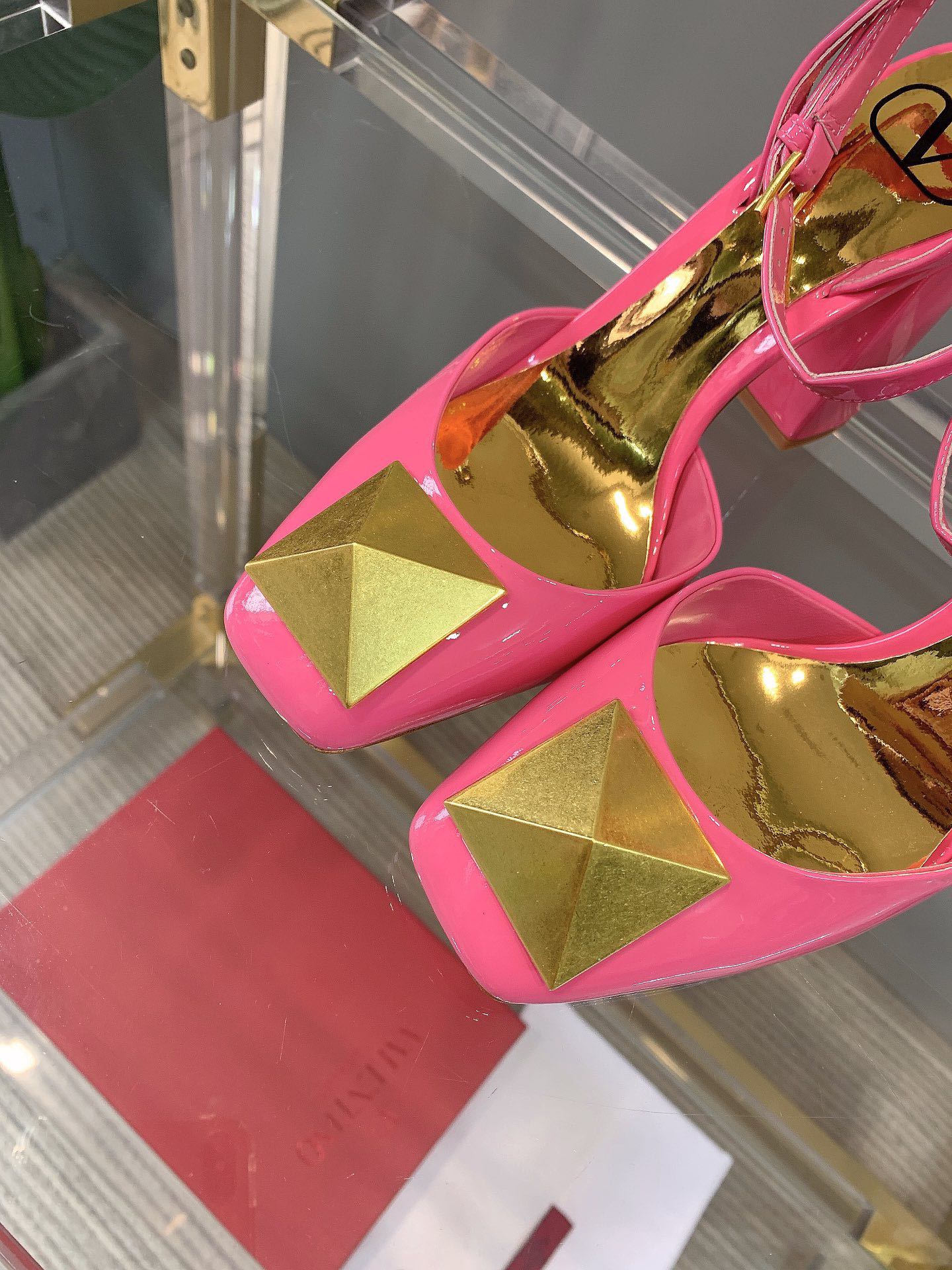 【Valentino】𝟐𝟎𝟐𝟏/𝐒𝐒 𝐧𝐞𝐰 VALENTINO 2022ss spring-summer new big studded high heelss still the classic studded collection