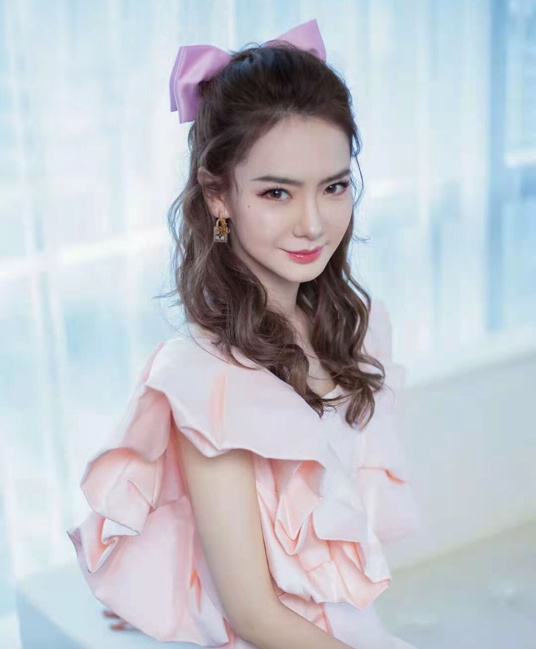 Louis Vuitton LV white mother-of-pearl lock earrings set with S925 sterling silver pin