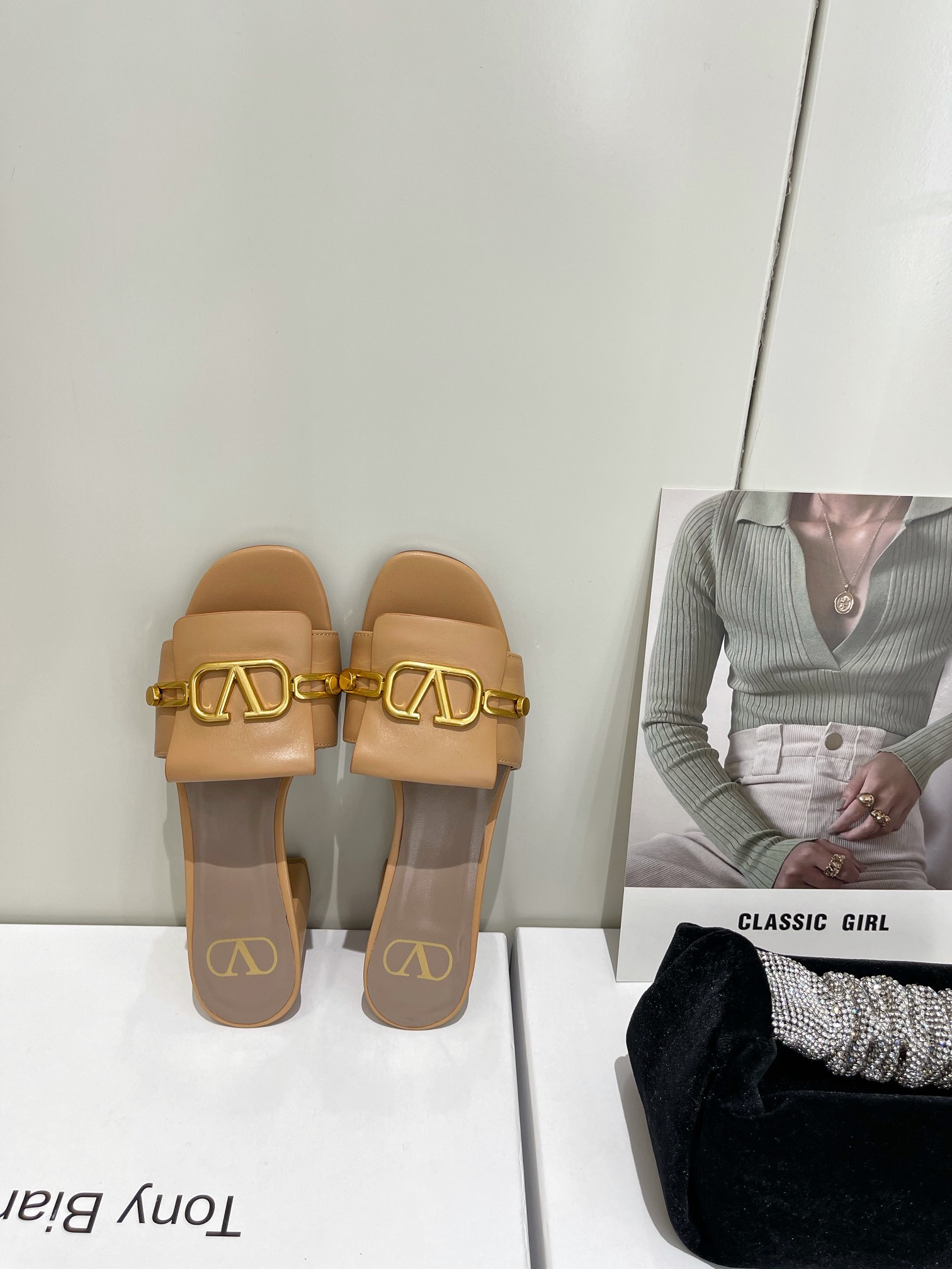 【Valentino】𝟐𝟎𝟐𝟏/𝐒𝐒 𝐧𝐞𝐰  Valentino 2022 / fw spring and summer new women's slippers