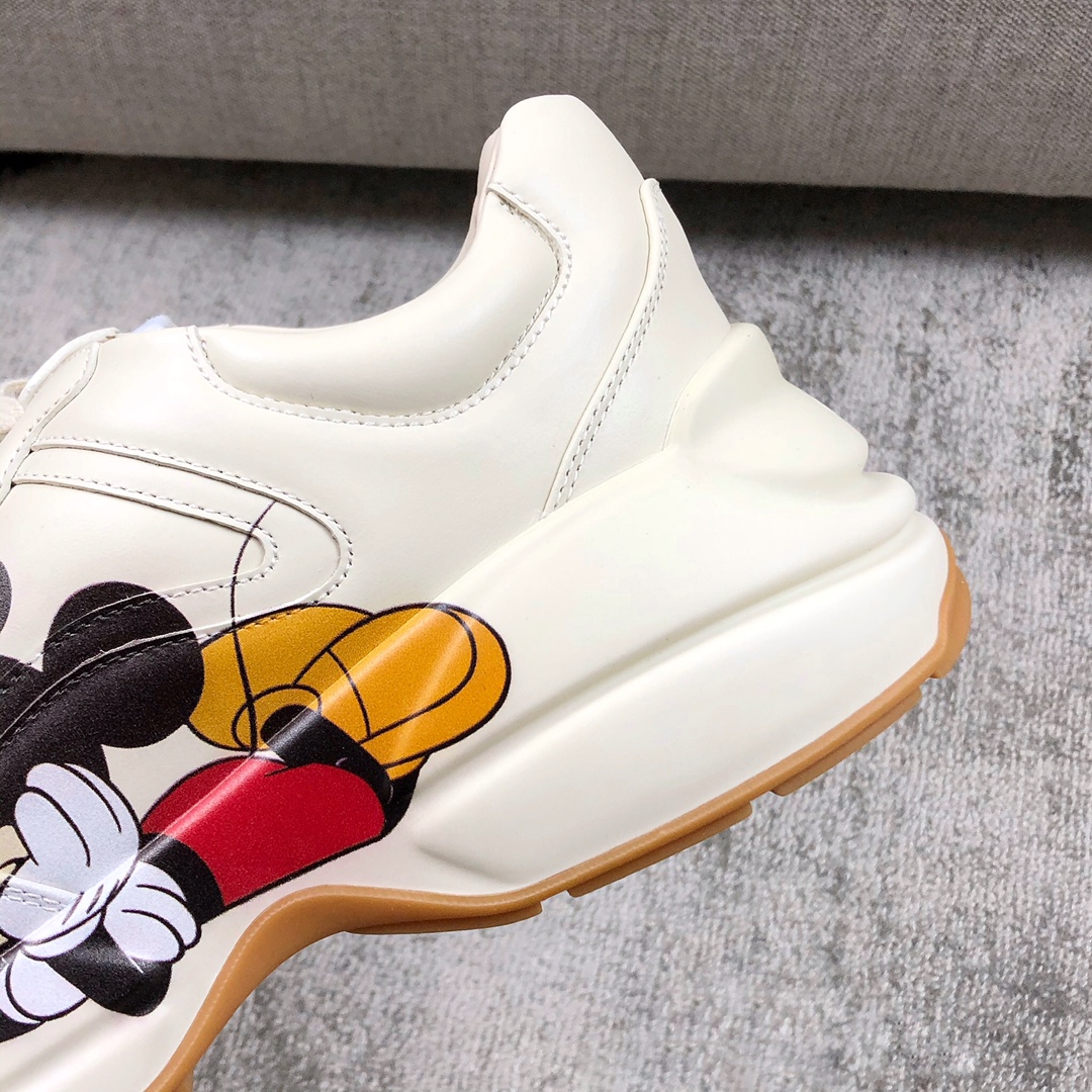 Gucci Pops This collection has a lot of flora and fauna elements Original material