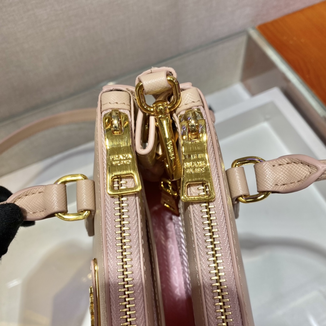 𝐏𝐑𝐀𝐃𝐀 Galleria Handbags 1BA906