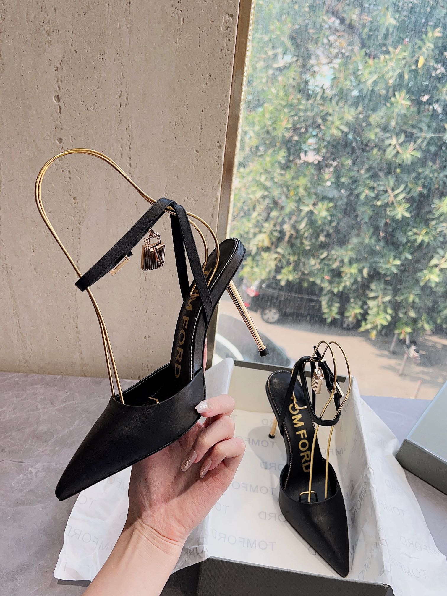 𝐓𝐎𝐌𝐅𝐎𝐑𝐃｜𝟐𝟎𝟐𝟑𝐒𝐒/𝐧𝐞𝐰  Dolce & Ga women's jeweled buckle jacquard raglan heels