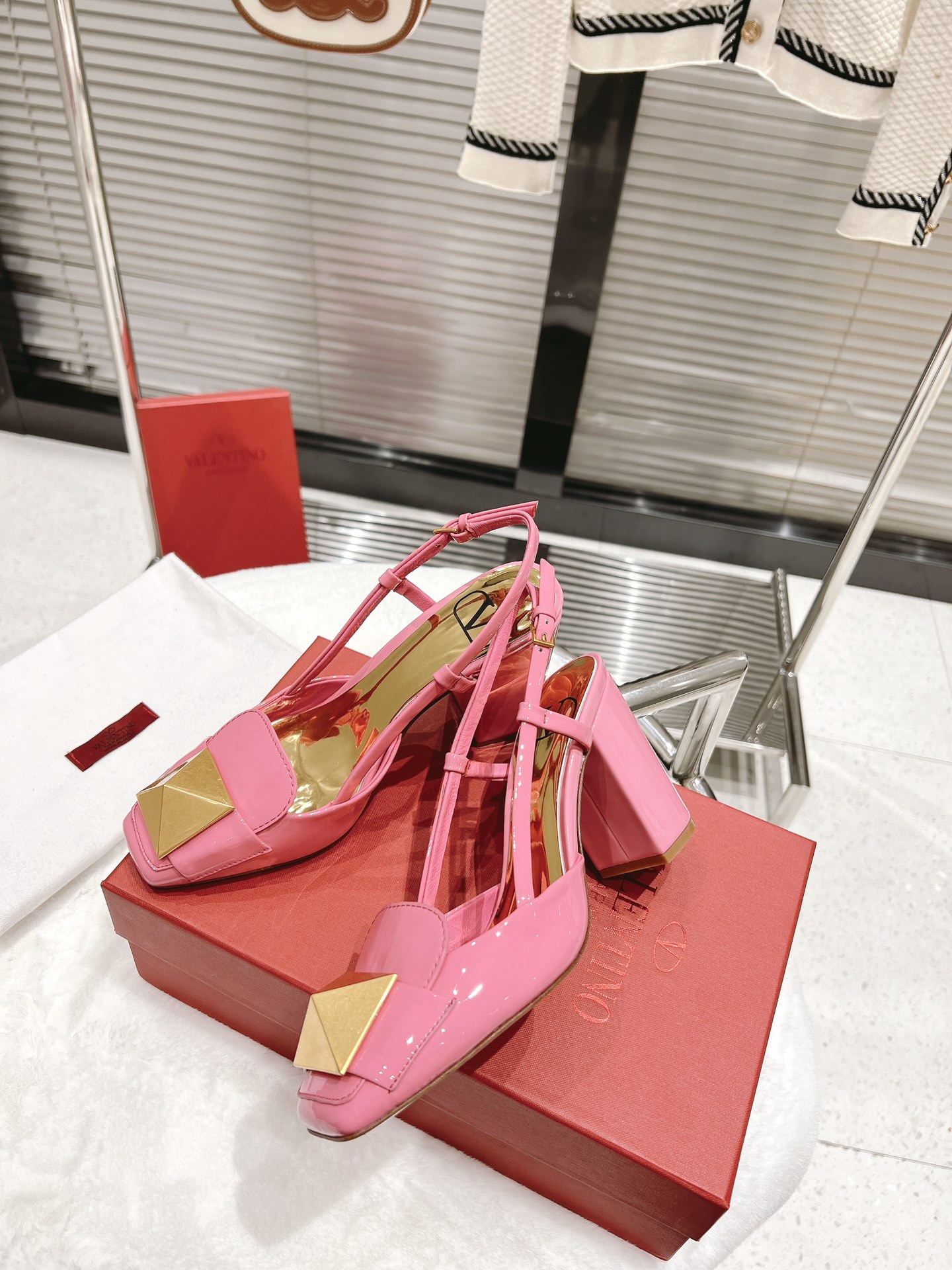 【Valentino】𝟐𝟎𝟐𝟏/𝐒𝐒 𝐧𝐞𝐰  Valentino fabric patent leather lining sheepskin sole cowhide