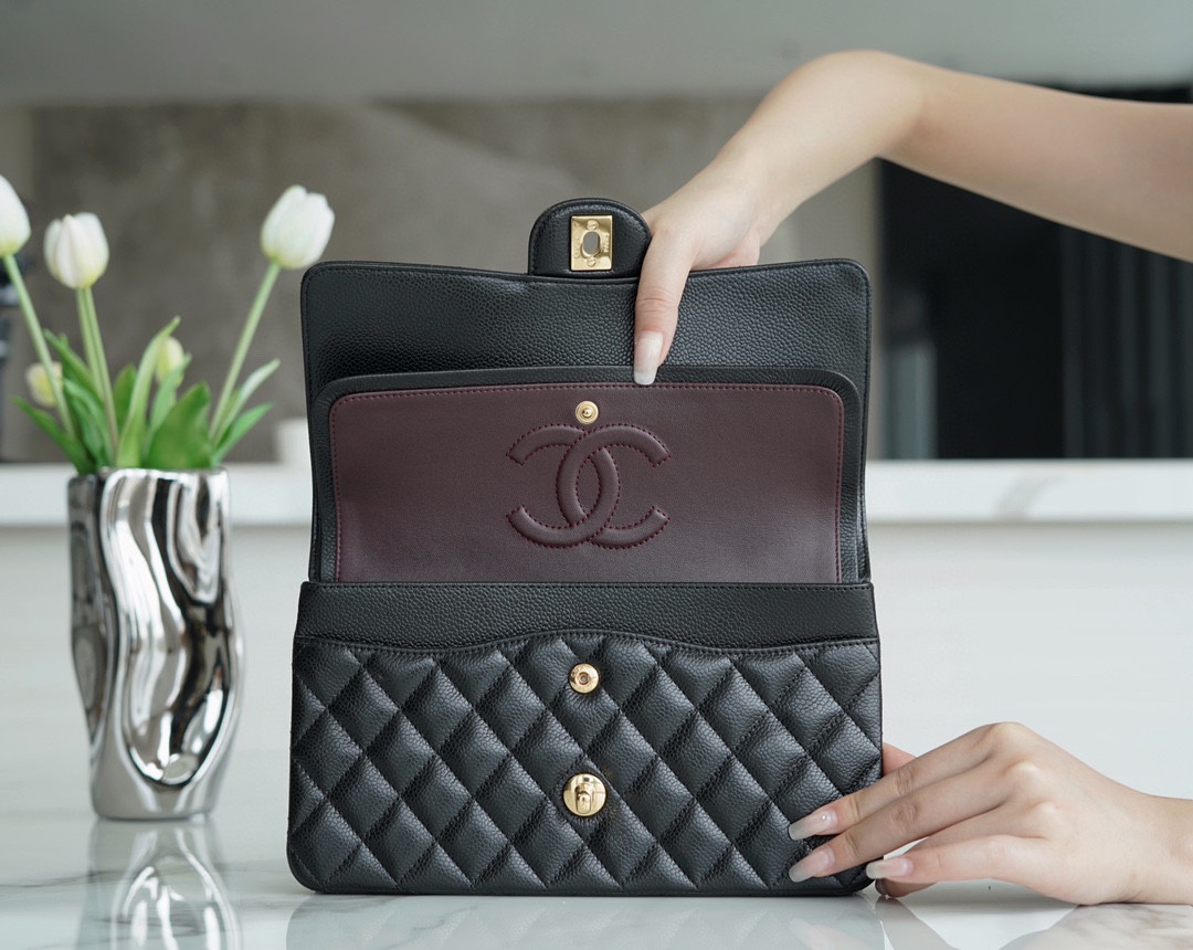 𝐂𝐇𝐀𝐍𝐄𝐋 Classic Flap France 🇫🇷 𝐇𝐚𝐚𝐬 Original Caviar 🐂 Original Lychee 🐂 Medium Gold Buckle 🖤 Black