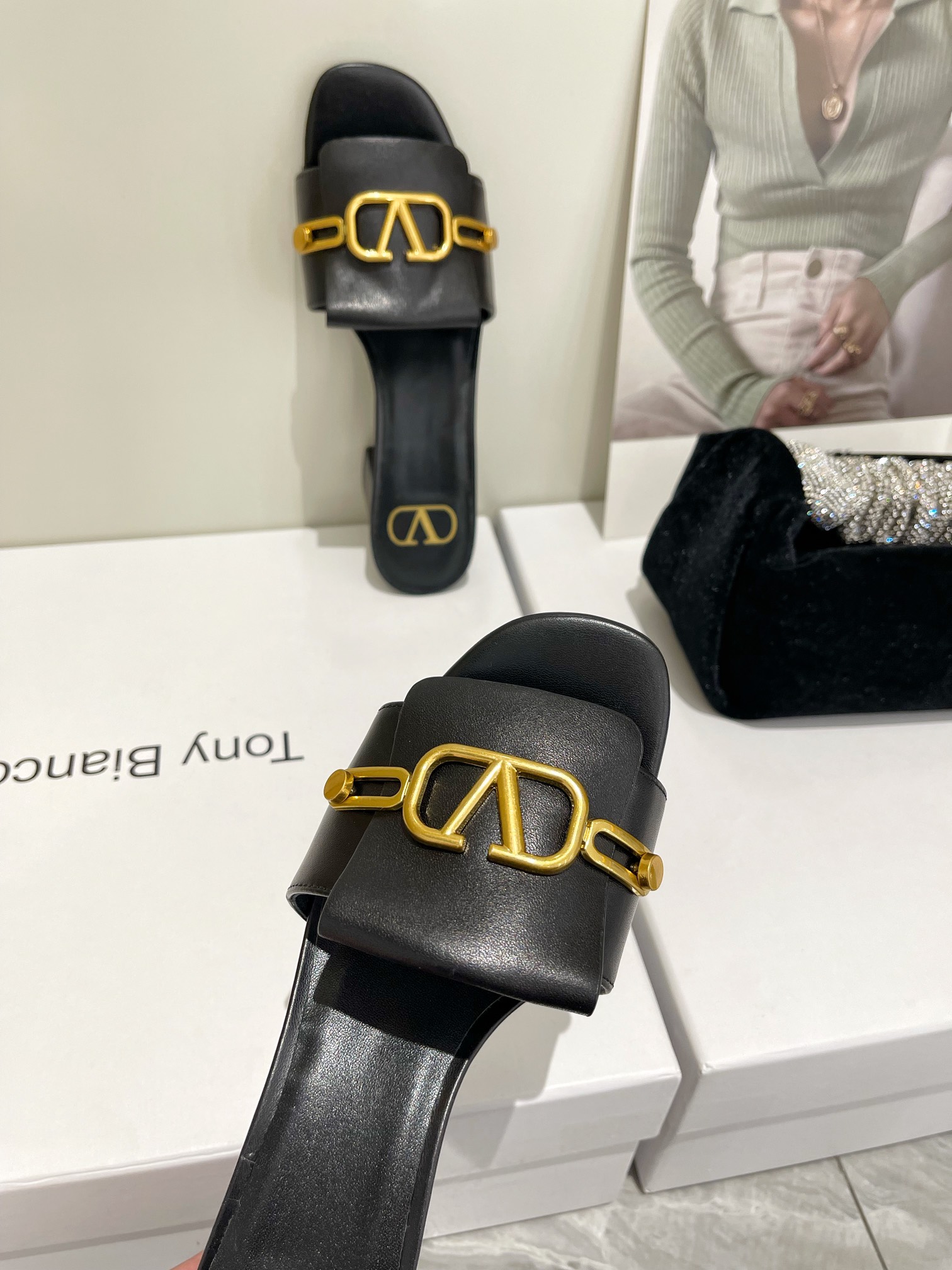 【Valentino】𝟐𝟎𝟐𝟏/𝐒𝐒 𝐧𝐞𝐰  Valentino 2022 / fw spring and summer new women's slippers