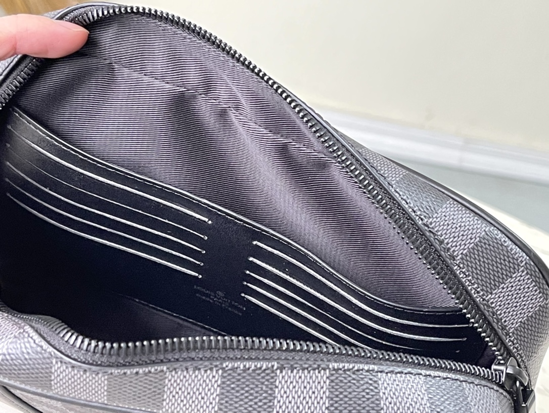 𝐋𝐎𝐔𝐈𝐒 𝐕𝐔𝐈𝐓𝐓𝐎𝐍    N60501