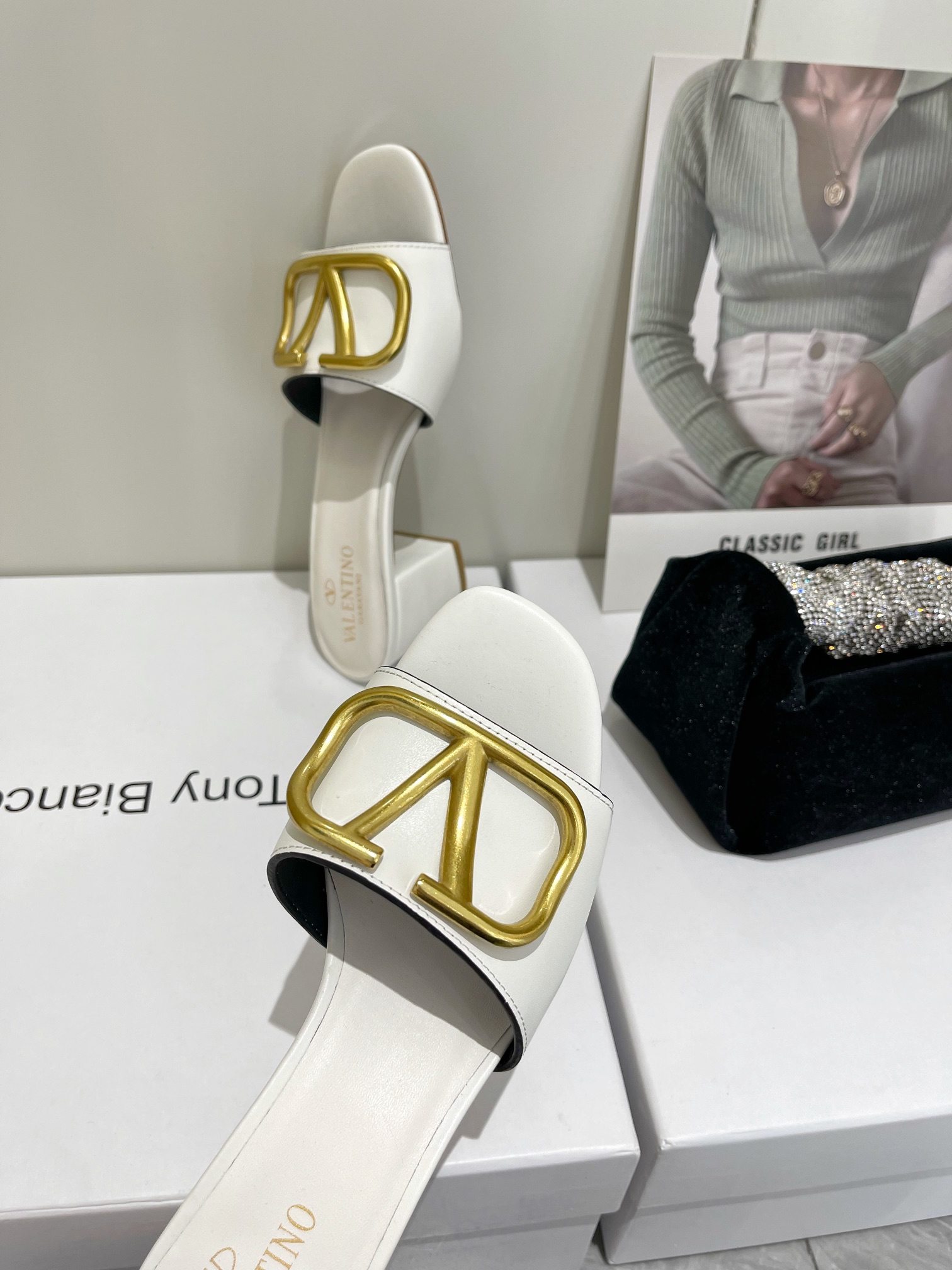 【Valentino】𝟐𝟎𝟐𝟏/𝐒𝐒 𝐧𝐞𝐰  Valentino 2022 / fw spring and summer new women's slippers