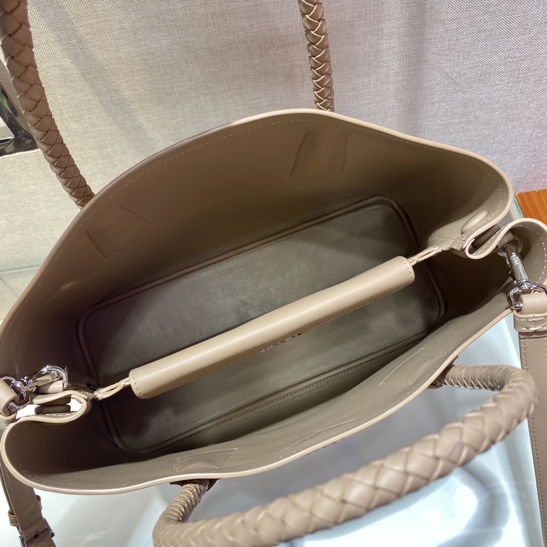 𝐏𝐑𝐀𝐃𝐀 Knitted handbag 1BG775