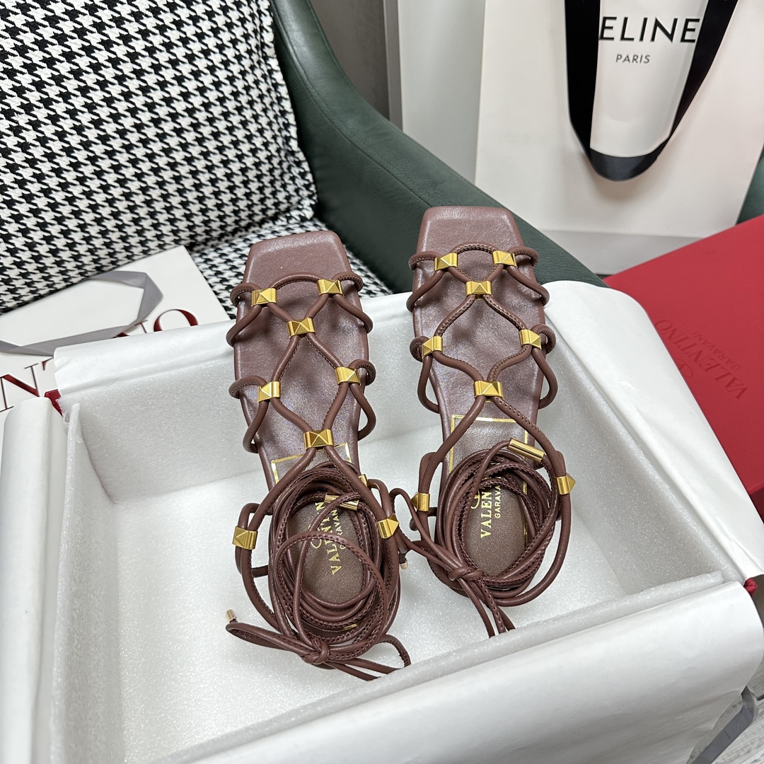 【Valentino】𝟐𝟎𝟐𝟏/𝐒𝐒 𝐧𝐞𝐰  Valentino's newest collection of Roman sandals with Italian printed leather soles