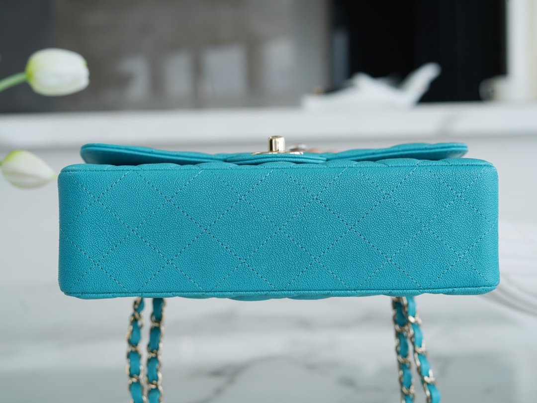 𝐂𝐇𝐀𝐍𝐄𝐋 Classic Flap washed cowhide is made from the most delicate calves just born washed fetal cow small 🦚 peacock blue