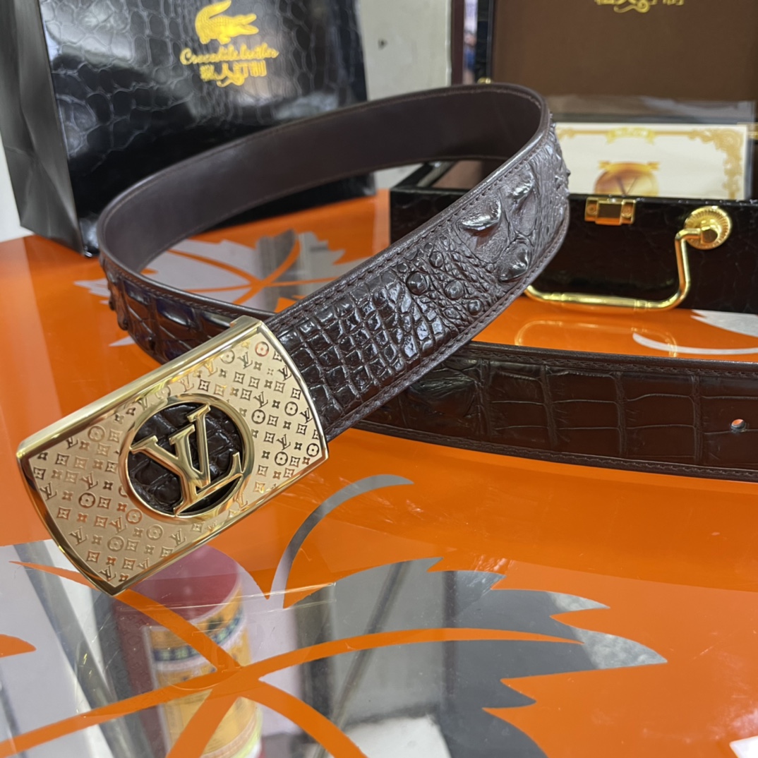 LOUIS VUITTO uses real crocodile 🐊🐊 skin and bone back skin for the body. There is no splicing at the tail