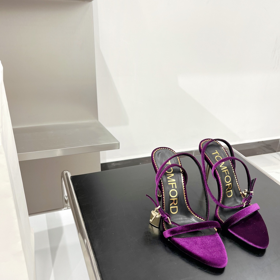 𝒕𝒐𝒎𝒇𝒐𝒓𝒅 𝟐𝟎𝟐𝟐/𝐒𝐒 𝐧𝐞𝐰 TF Tom Ford Gold Heel Padlock Sandals