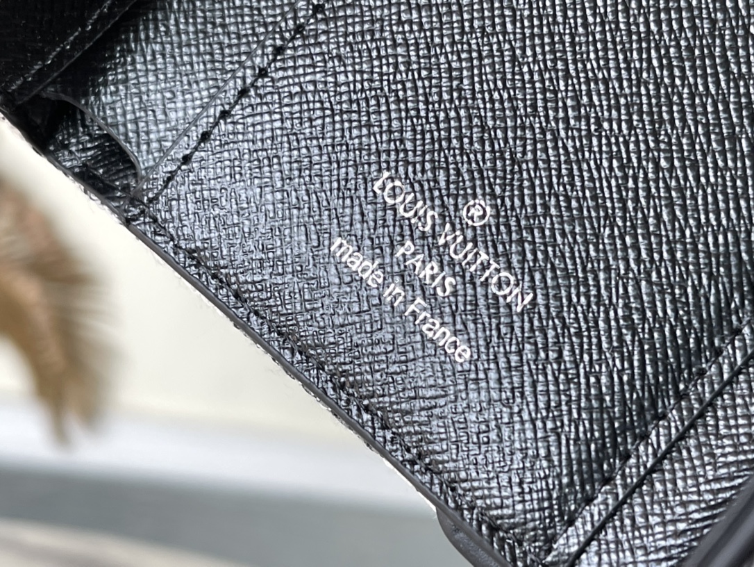 𝐋𝐎𝐔𝐈𝐒 𝐕𝐔𝐈𝐓𝐓𝐎𝐍    M81859