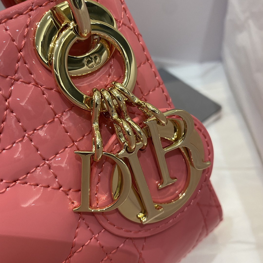 Dior Lady's new micro patent leather collection