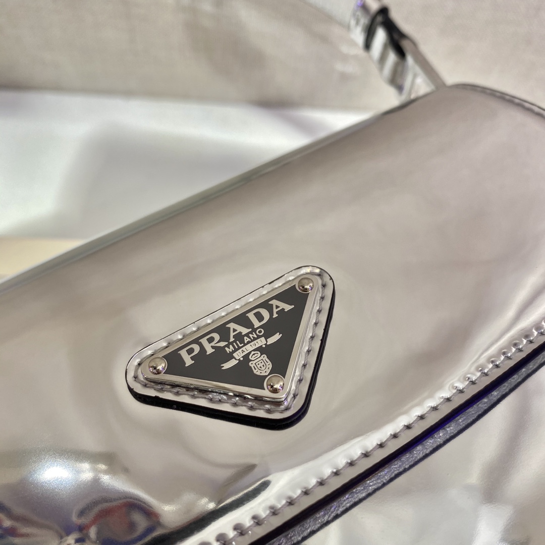 𝐏𝐑𝐀𝐃𝐀 Large flap w/ double shoulder strap 1BD303