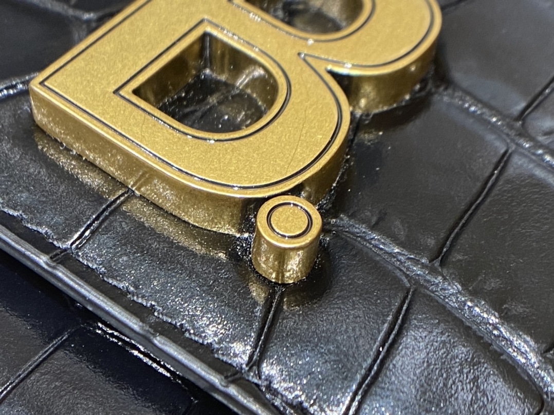 BALENCIAGA 𝘄𝗮𝗹𝗹𝗲𝘁 𝗼𝗻 𝗰𝗵𝗮𝗶𝗻 ▪️ crocodile print black gold buckle