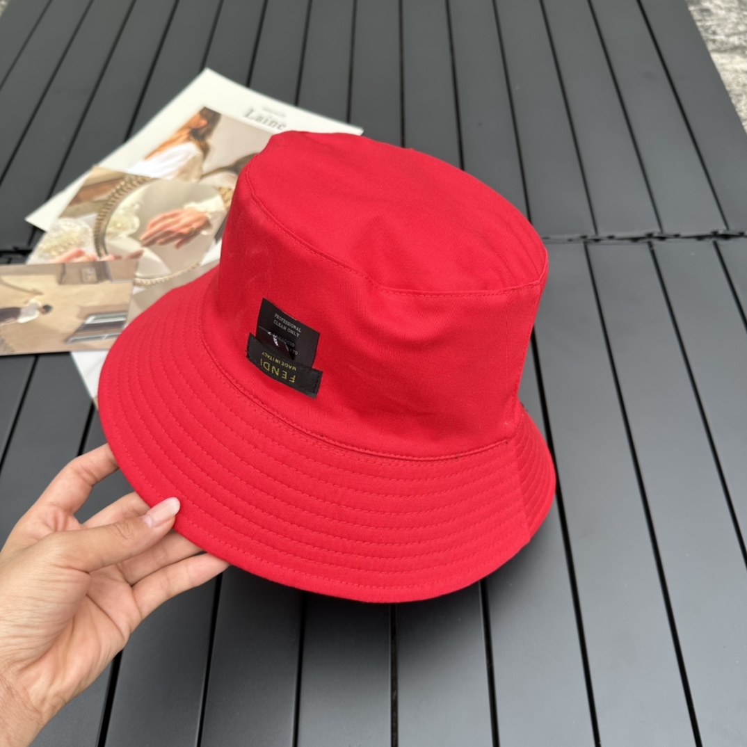 Fendi presbyopic letters 2⃣️ Wearing a fisherman hat