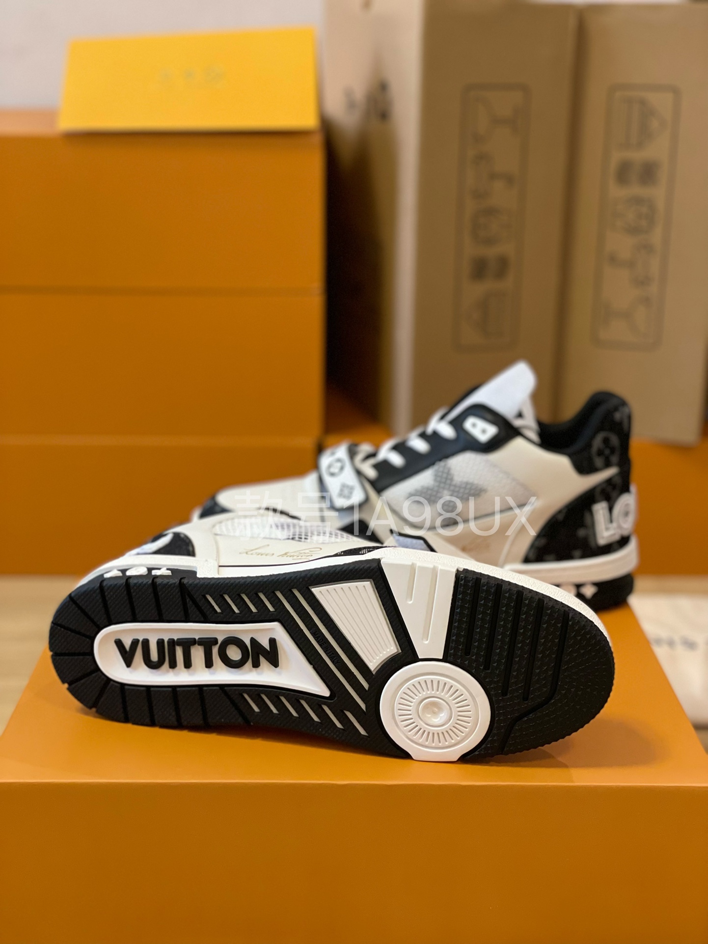 Louis Vuitton Trainer sneakers for couples, style 1A98UX