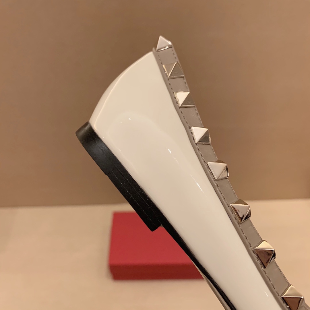 【Valentino】𝟐𝟎𝟐𝟏/𝐒𝐒 𝐧𝐞𝐰 Valentino studded flat shoes top version OEM level exclusive models
